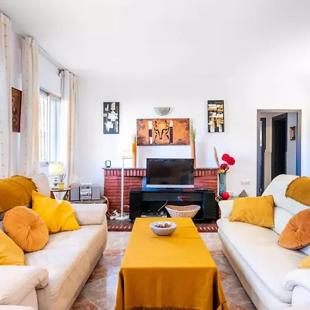 4 Bedroom 6 Guests 60m From *