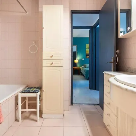 4 Bedroom 6 Guests 60m From *